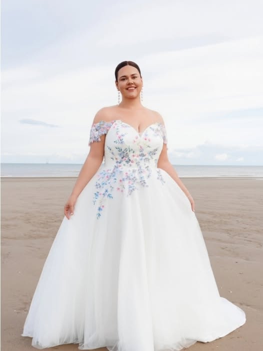 Plus size brudekjoler med blomster – Plus Size Brudekjoler, brudekjoler i Roskilde – dansk butik på Sjælland