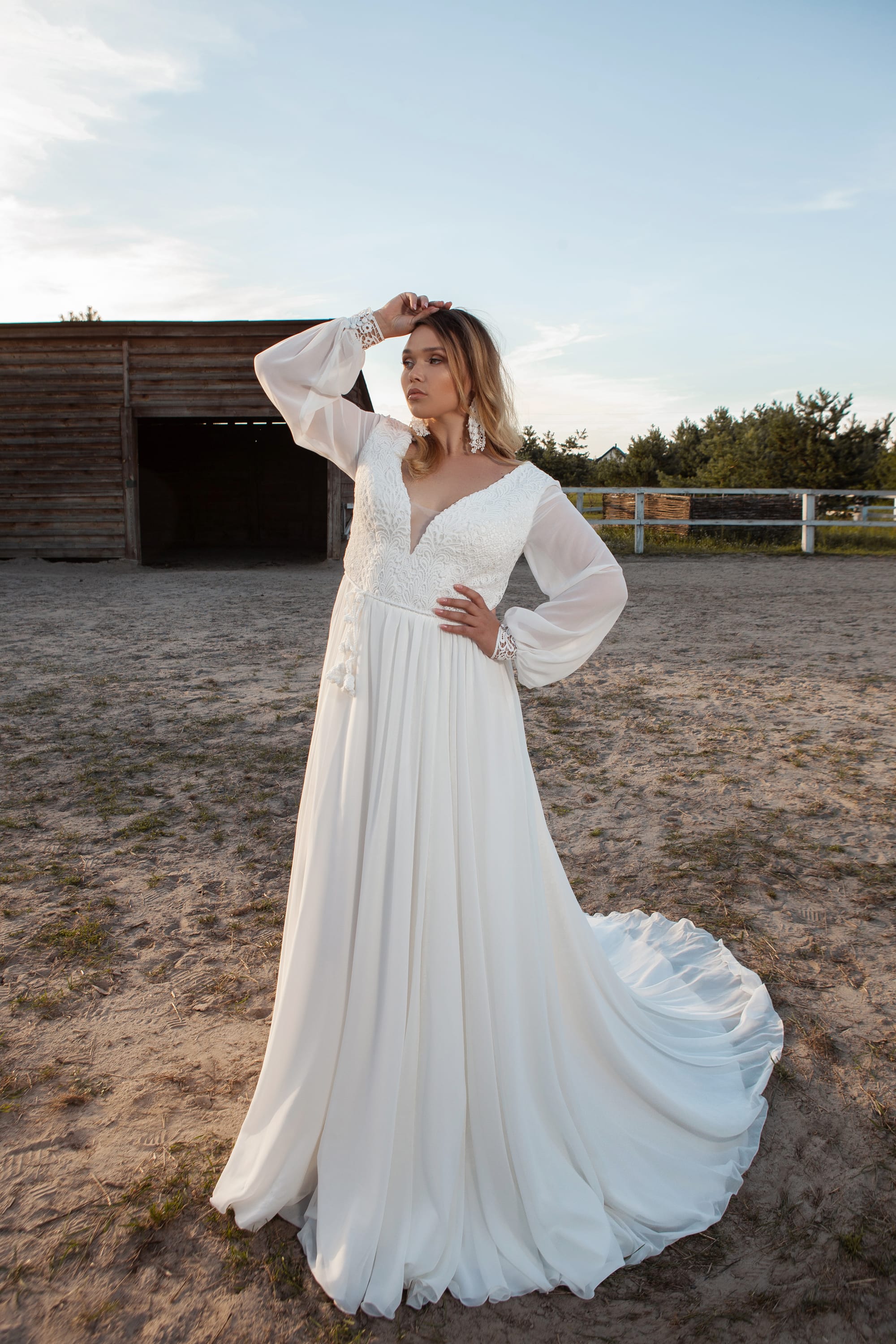 Brudekjole med let ærme i boho stil Ruslana – brudekjoler i Køge – dansk butik på Sjælland