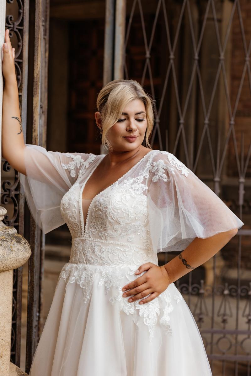 Blonde plus size brudekjole med strop  udsalg – Plus Size Brudekjoler, brudekjoler i Helsingør – dansk butik på Sjælland