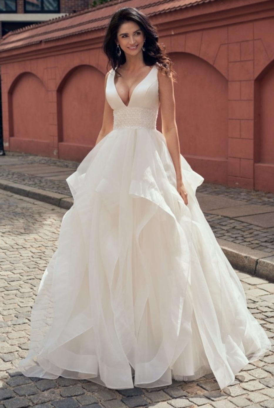 Annais Bridal  a line svane brudekjole med glimmer og beige – brudekjoler i Glostrup – dansk butik ved København