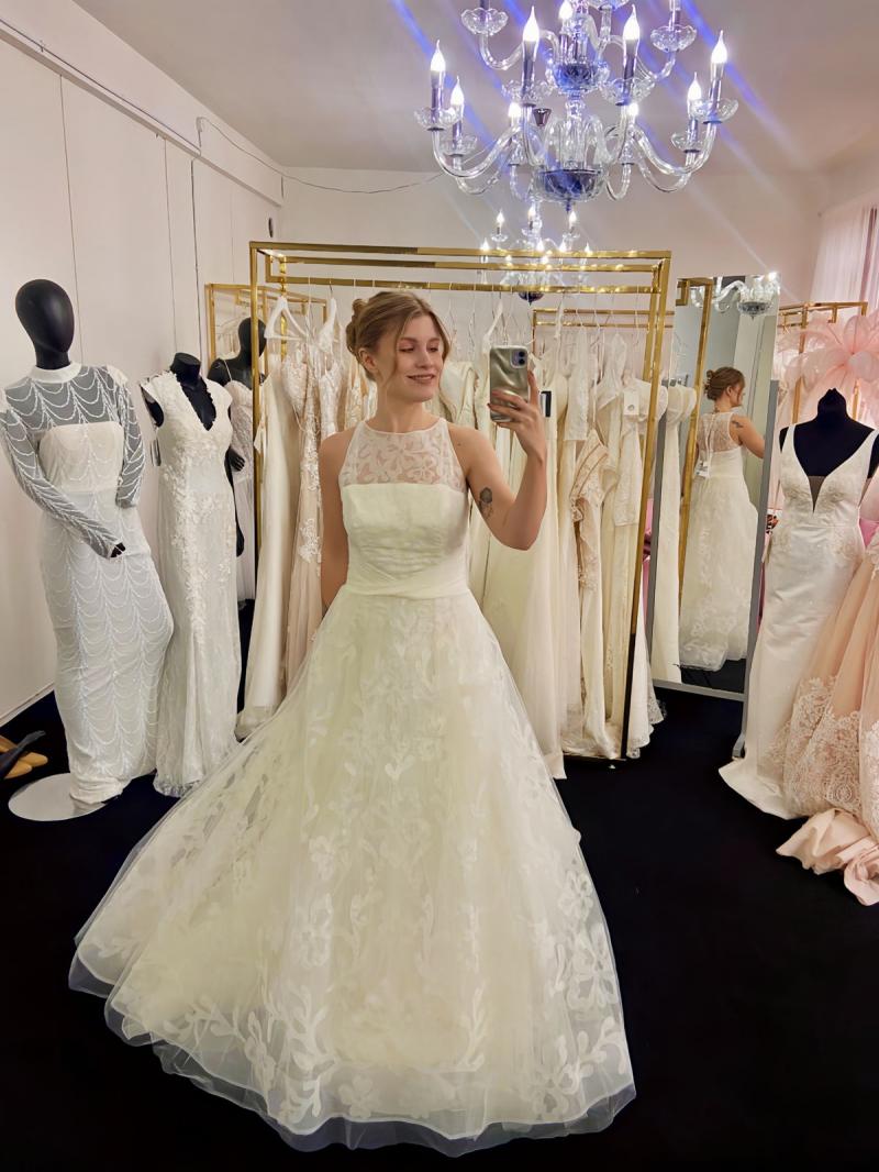 Sabrina brudekjole med blonde – UDSALG brudekjoler, brudekjoler i Helsingør – dansk butik på Sjælland