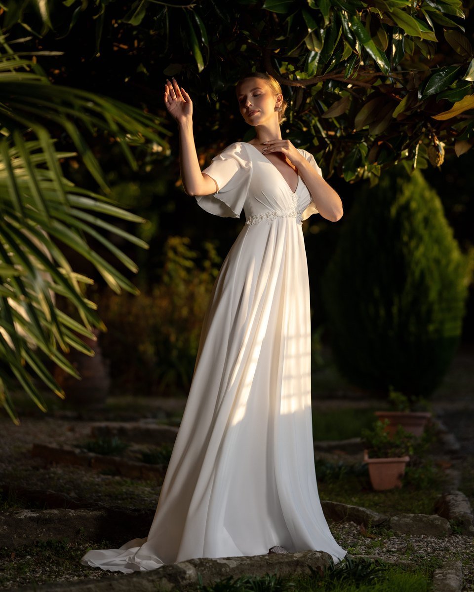 Donna A-line brudekjole i chiffon med flagreærmer – A-line brudekjoler, brudekjoler i Nordsjælland – dansk butik Donna A-line brudekjole i chiffon med flagreærmer – A-line brudekjoler, brudekjoler i Nordsjælland – dansk butik