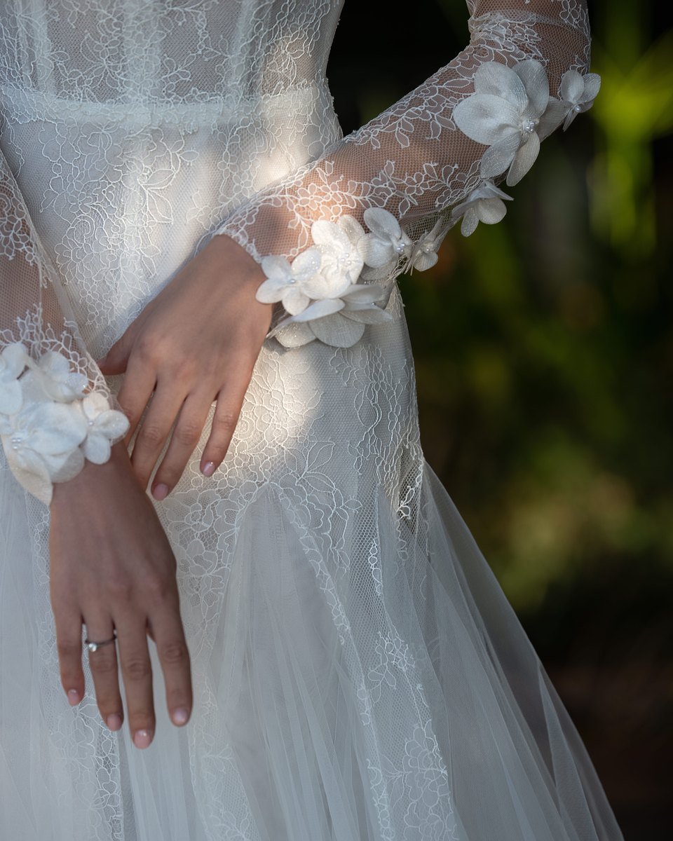 Evangeline brudekjole med høj hals og blomsterærmer