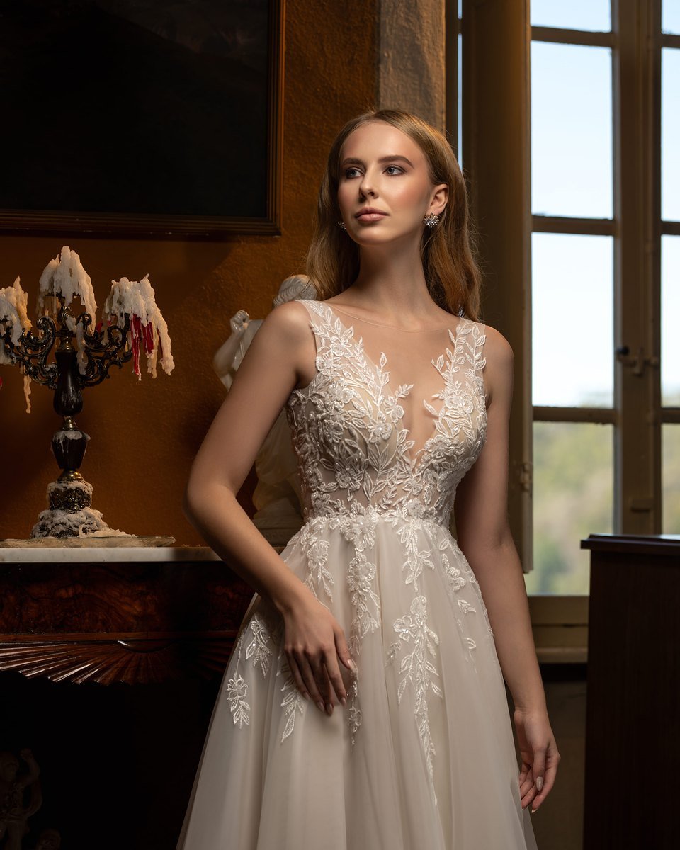 Florence A-line brudekjole i tyl med blonde og V-hals