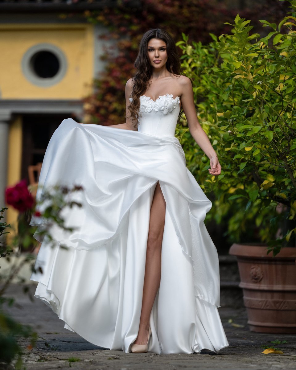 Heavenly A-line brudekjole i satin med slids og blomster