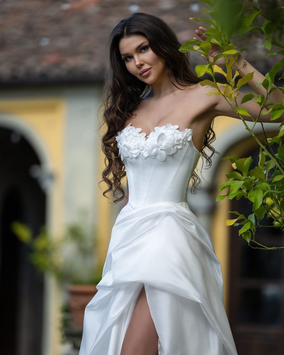 Heavenly A-line brudekjole i satin med slids og blomster