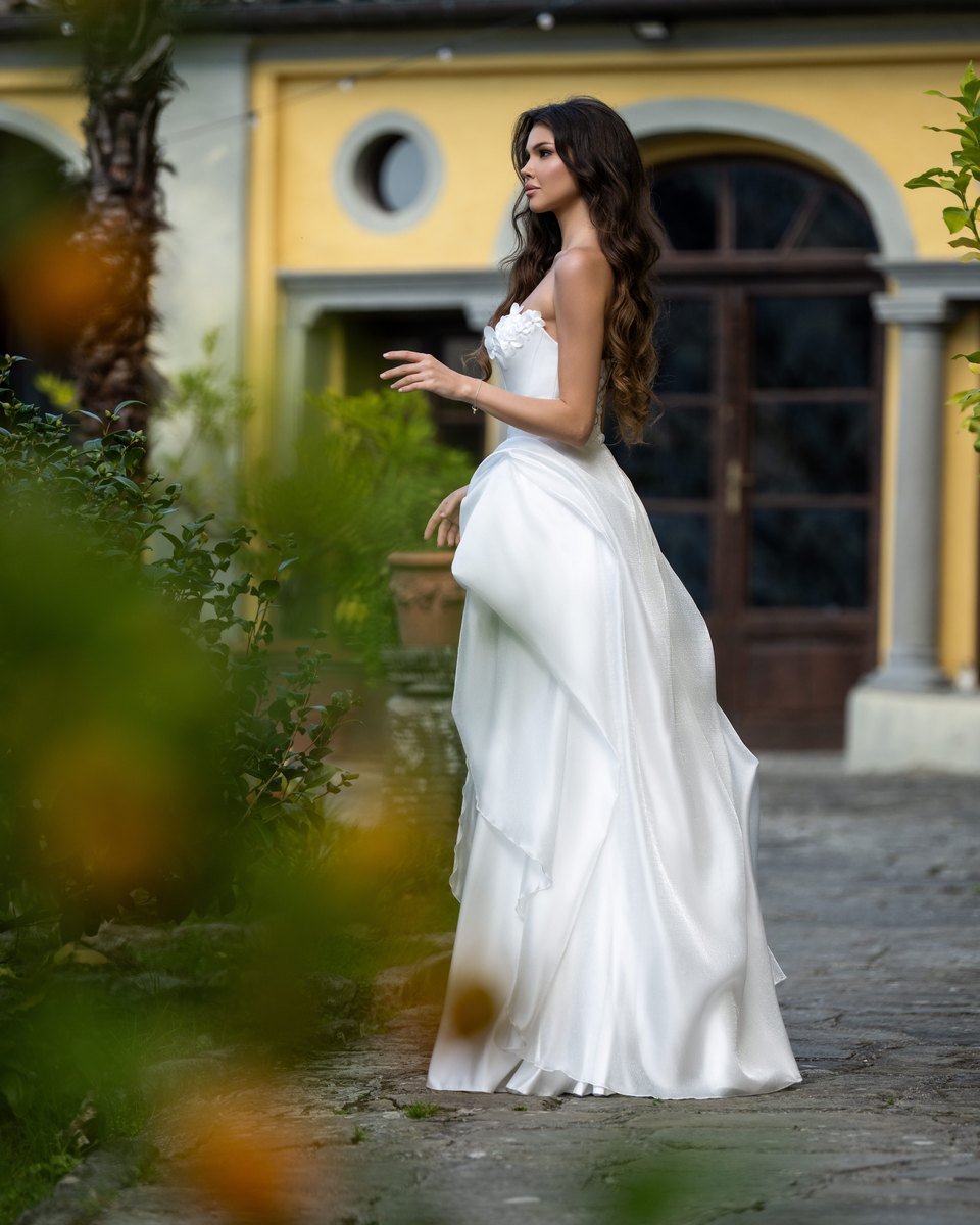 Heavenly A-line brudekjole i satin med slids og blomster