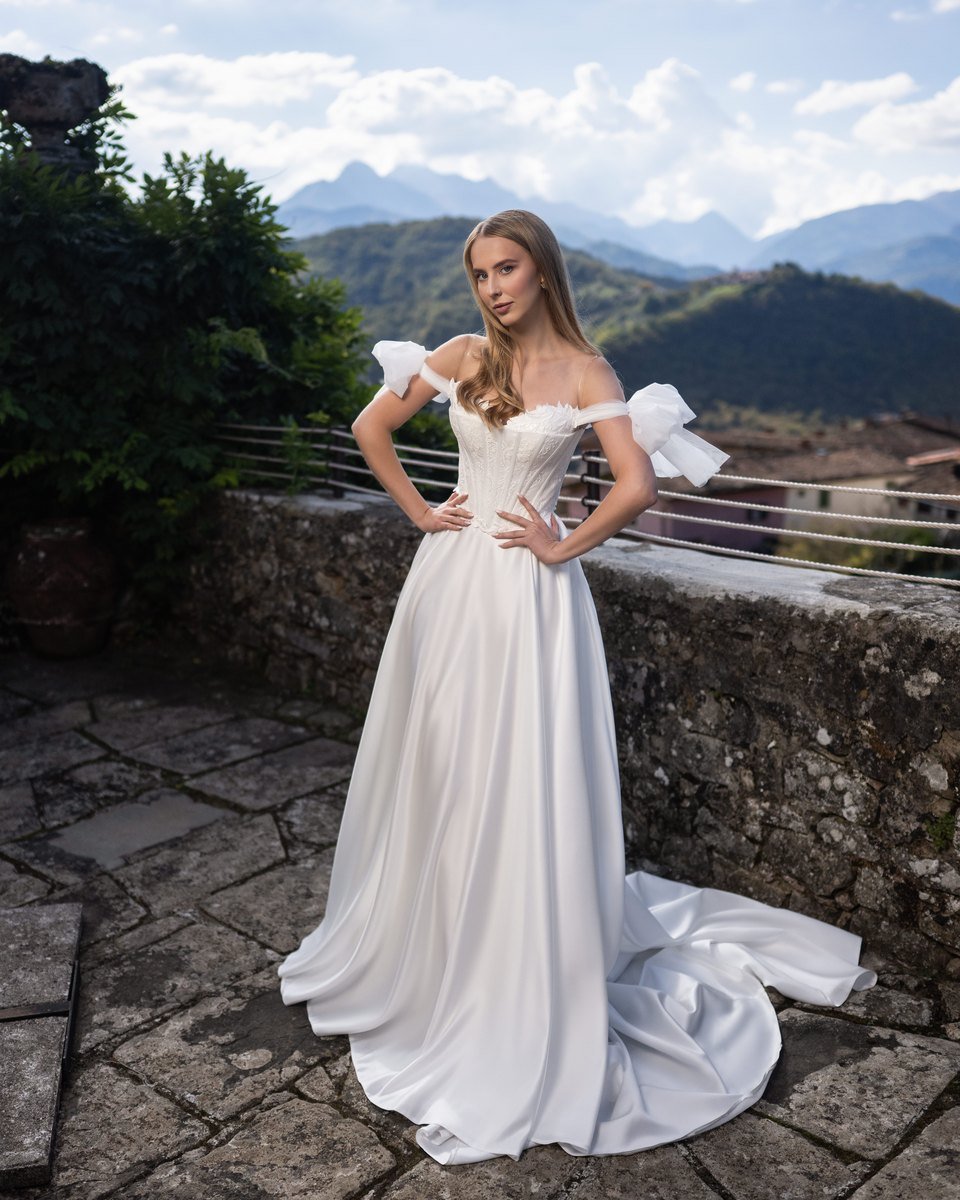 Mademoisel A-line brudekjole i satin med off shoulder