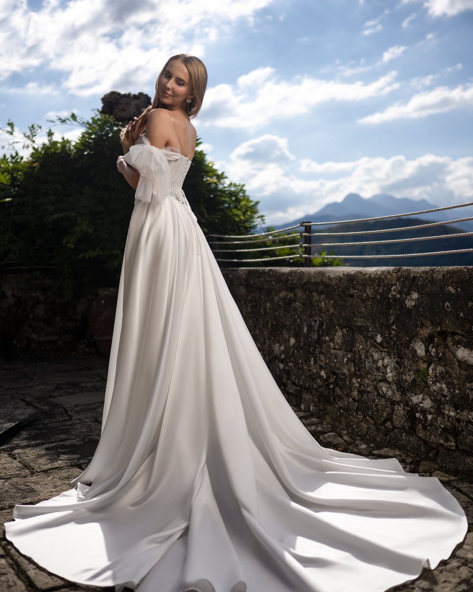 Mademoisel A-line brudekjole i satin med off shoulder