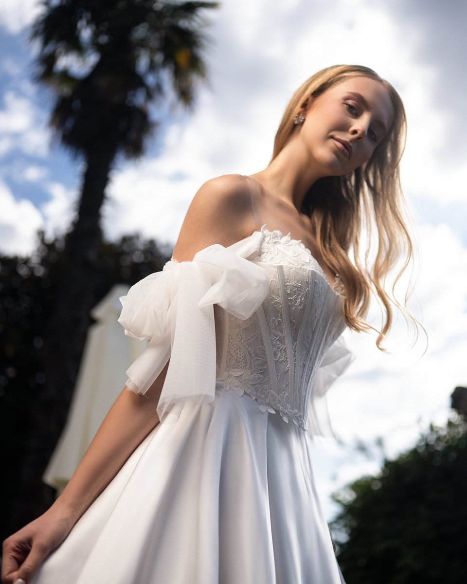 Mademoisel A-line brudekjole i satin med off shoulder