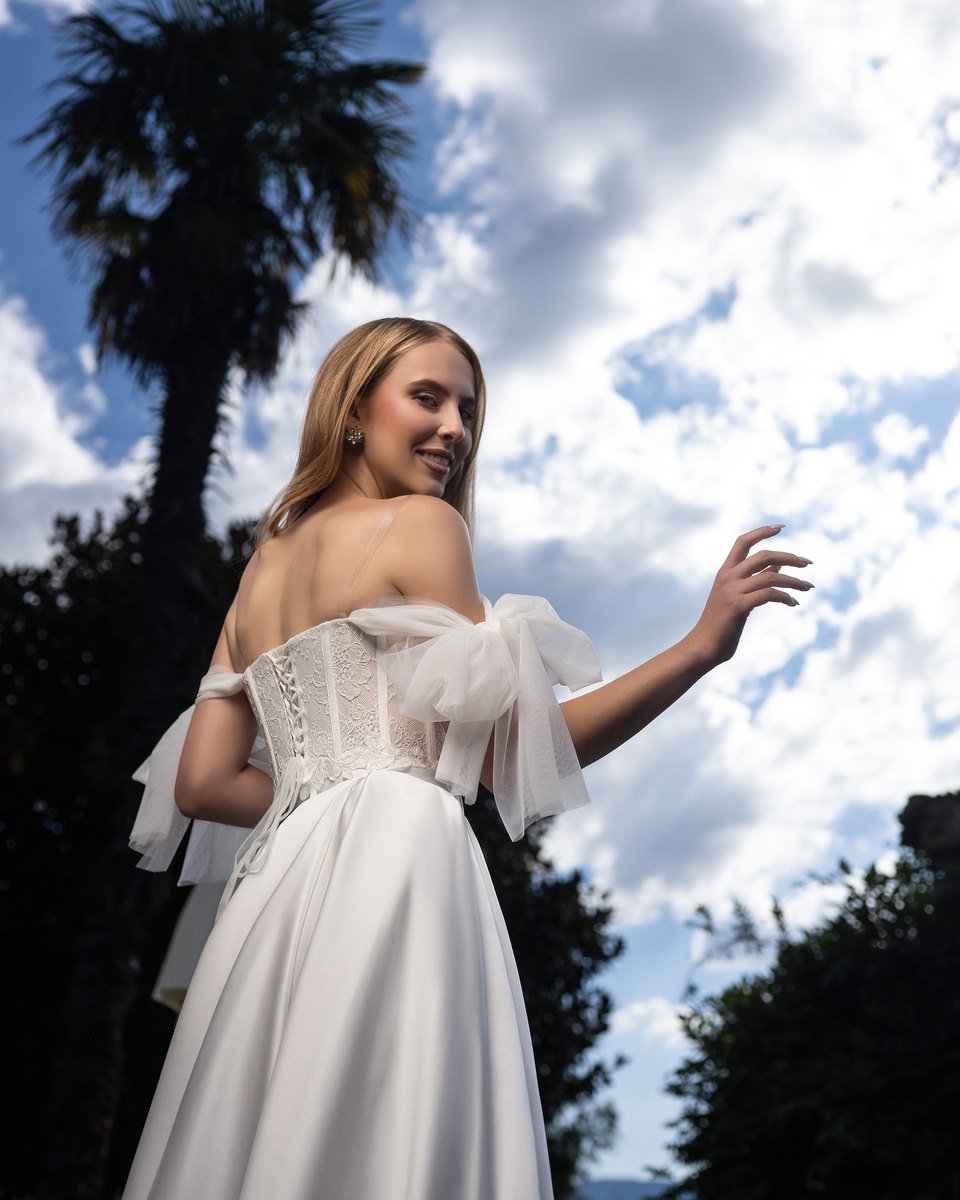 Mademoisel A-line brudekjole i satin med off shoulder