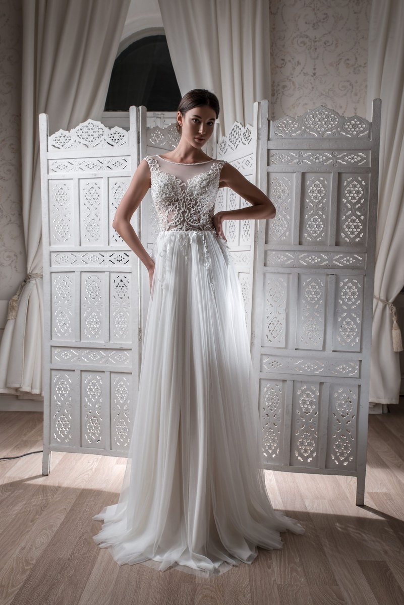 Matilde A-line brudekjole i tyl med 3D-blomster – A-line brudekjoler, brudekjoler i Valby – dansk butik i København Matilde A-line brudekjole i tyl med 3D-blomster – A-line brudekjoler, brudekjoler i Valby – dansk butik i København