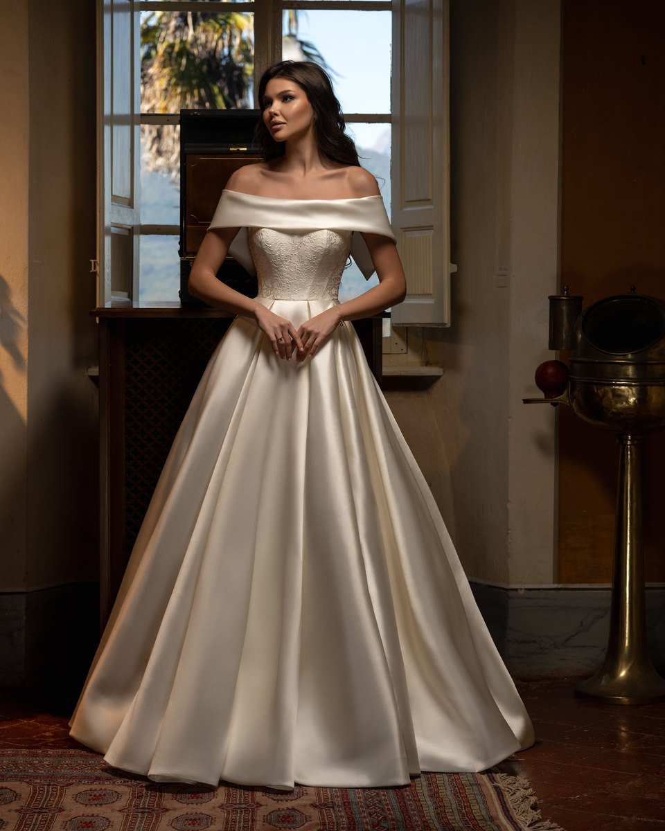 Michelle prinsesse brudekjole i satin med bred krave