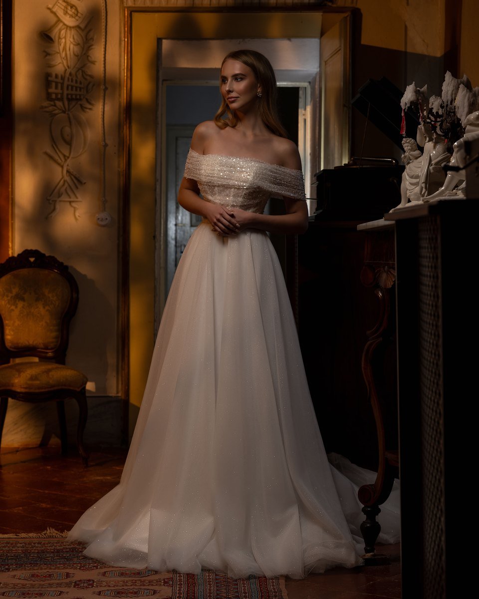 Misty A-line brudekjole med glitrende off shoulder