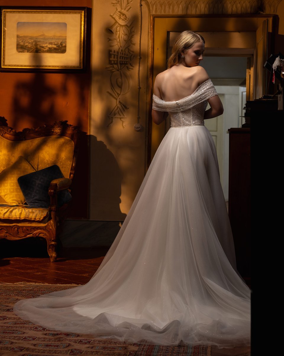 Misty A-line brudekjole med glitrende off shoulder