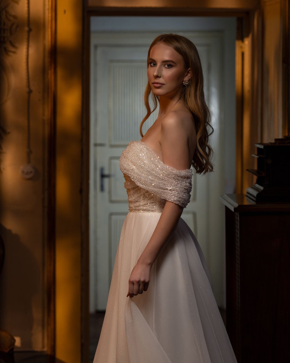 Misty A-line brudekjole med glitrende off shoulder