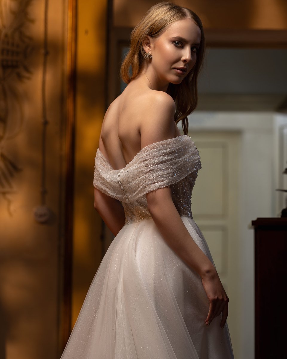 Misty A-line brudekjole med glitrende off shoulder