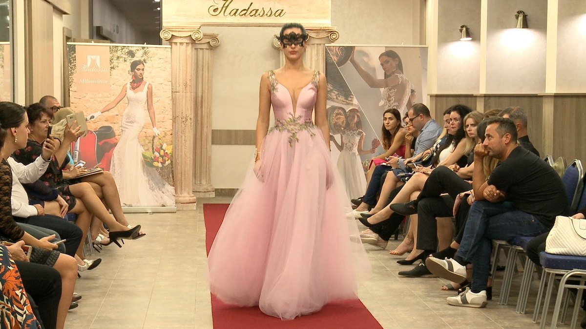Rosa festkjole i tyl med 3D-blomster i taljen – brudekjoler i Rødovre – dansk butik ved København