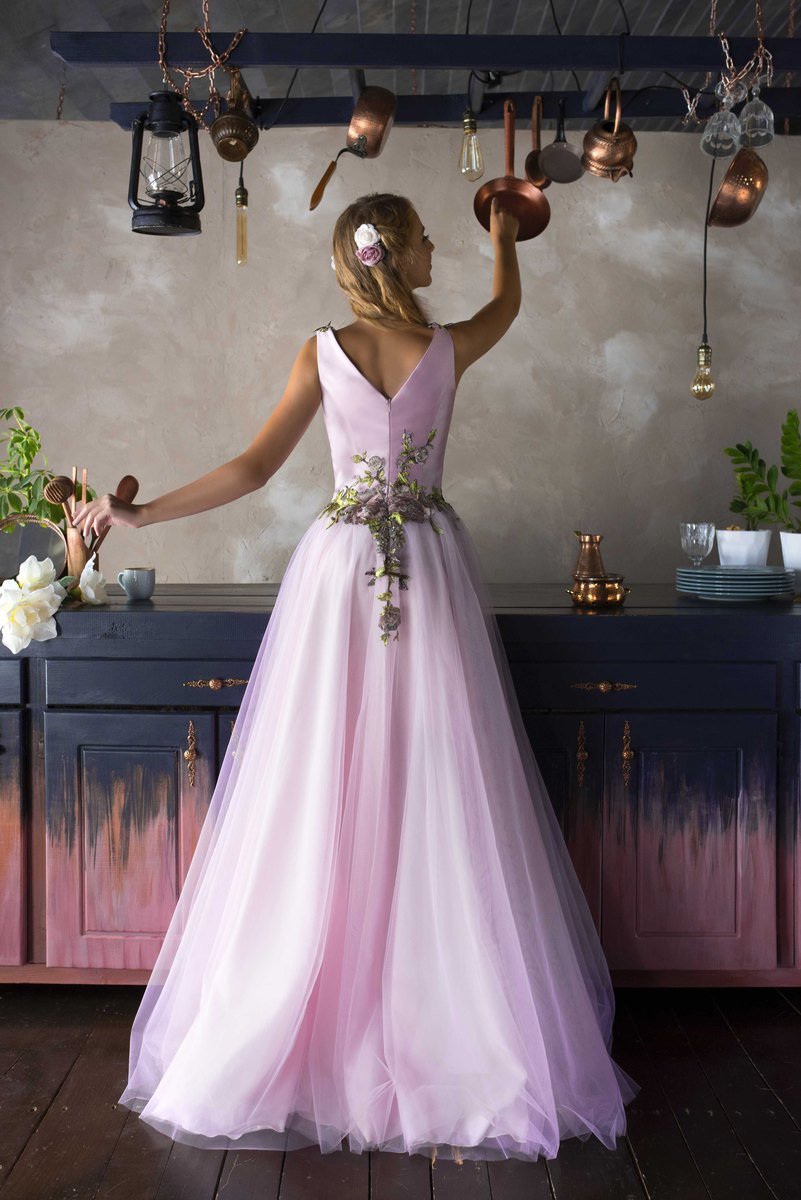Rosa festkjole i tyl med 3D-blomster i taljen