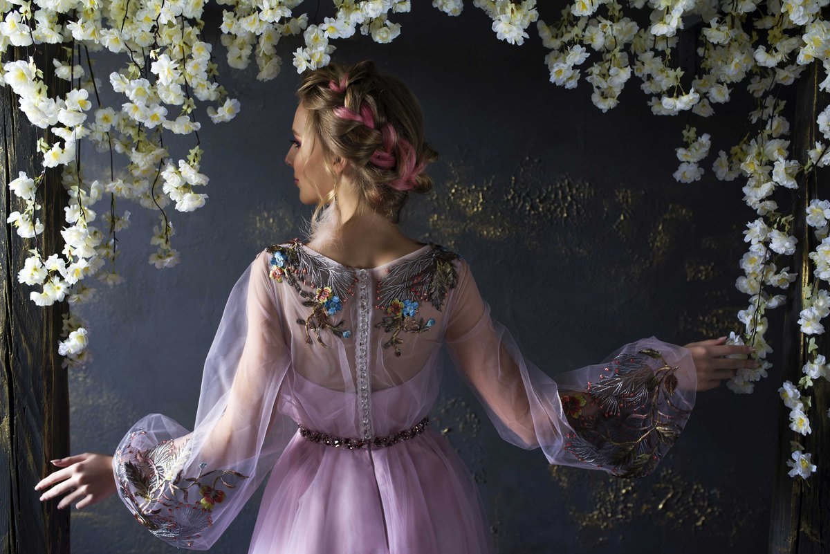 Rosa festkjole i tyl med broderede blomster