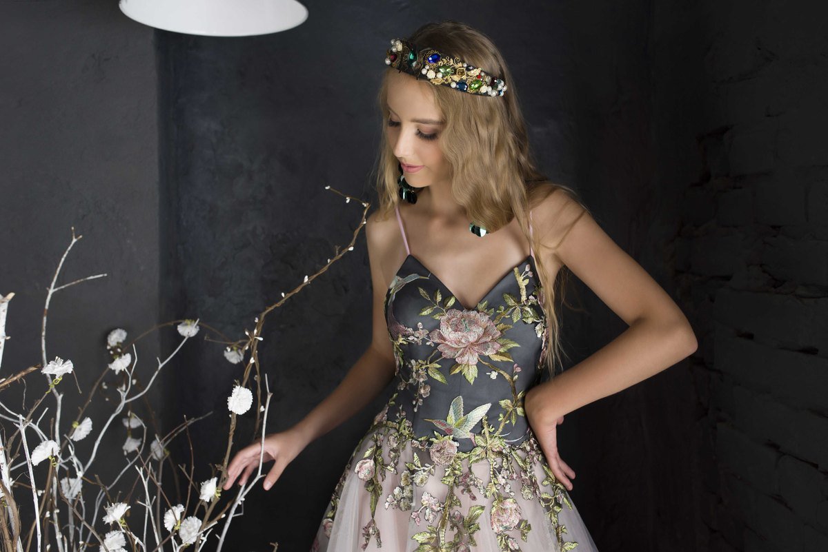 Rosa og grå festkjole med broderede blomster i tyl – brudekjoler i Brøndby – dansk butik ved København