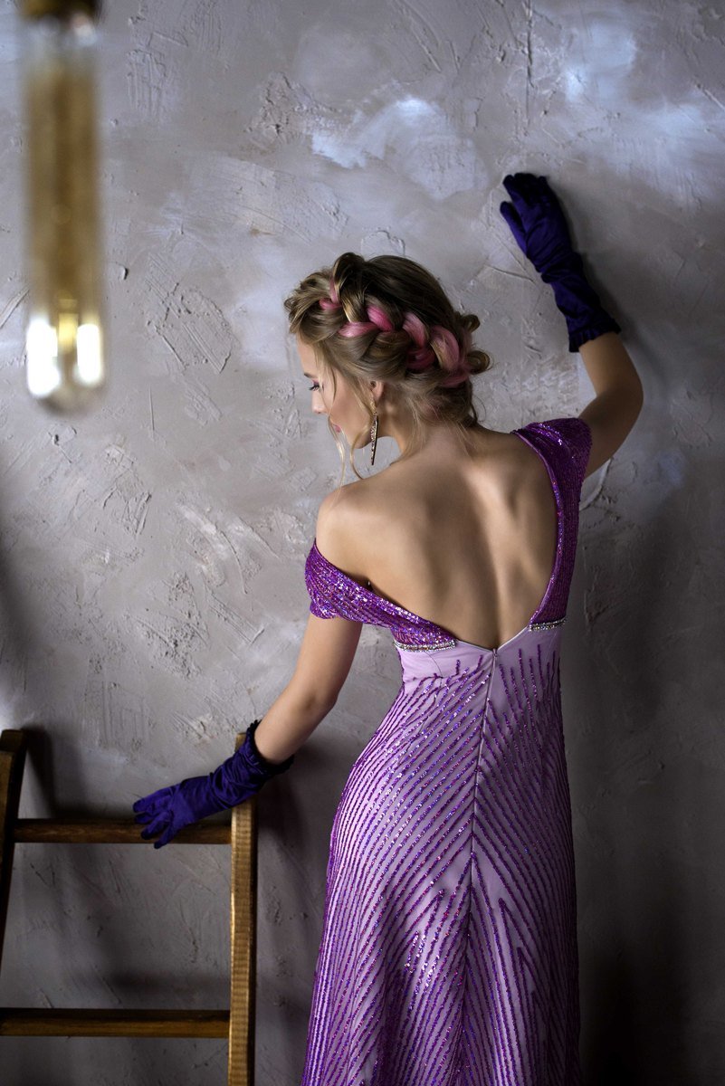 Violet festkjole med pailletter og åben ryg