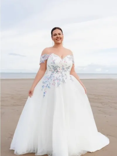 Plus size brudekjoler med blomster – Plus Size Brudekjoler, brudekjoler i Roskilde – dansk butik på Sjælland