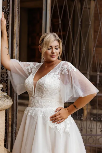 Blonde plus size brudekjole med strop  udsalg – Plus Size Brudekjoler, brudekjoler i Helsingør – dansk butik på Sjælland